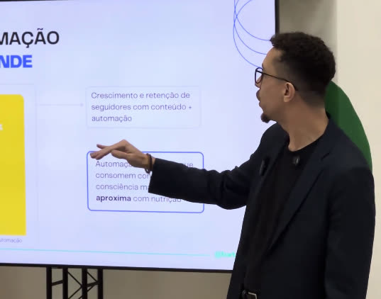 Tiago conduzindo um workshop, apresentando o fluxo de automação e crescimento